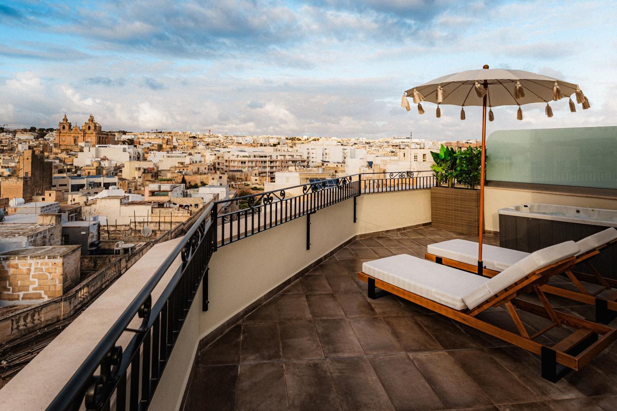 Royale Sainte Helene Boutique Hotel ビルキルカラ エクステリア 写真